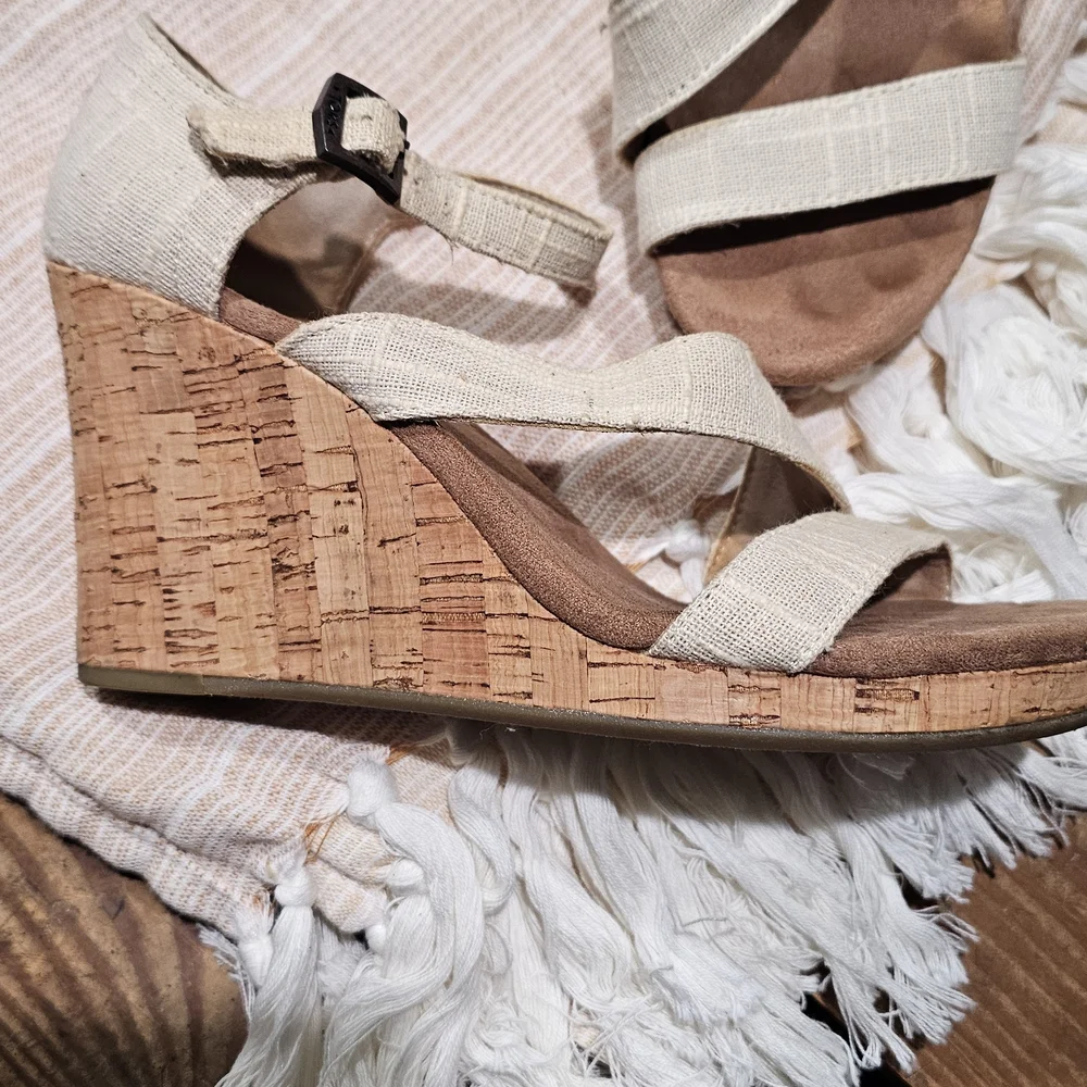 TOMS Women's Tan Sandals